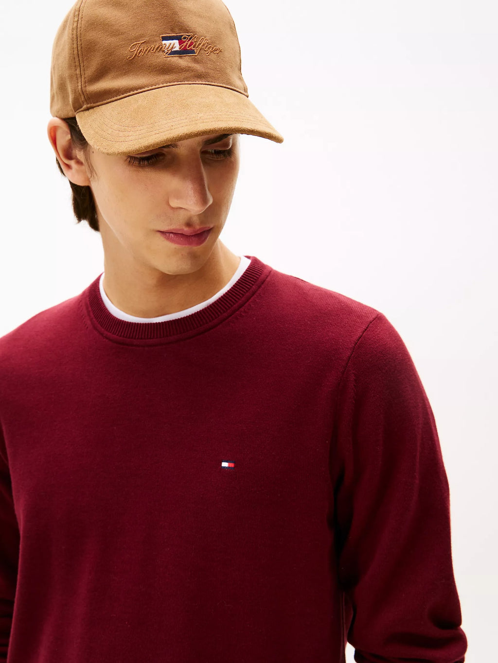 Suéter cuello redondo unicolor con logo