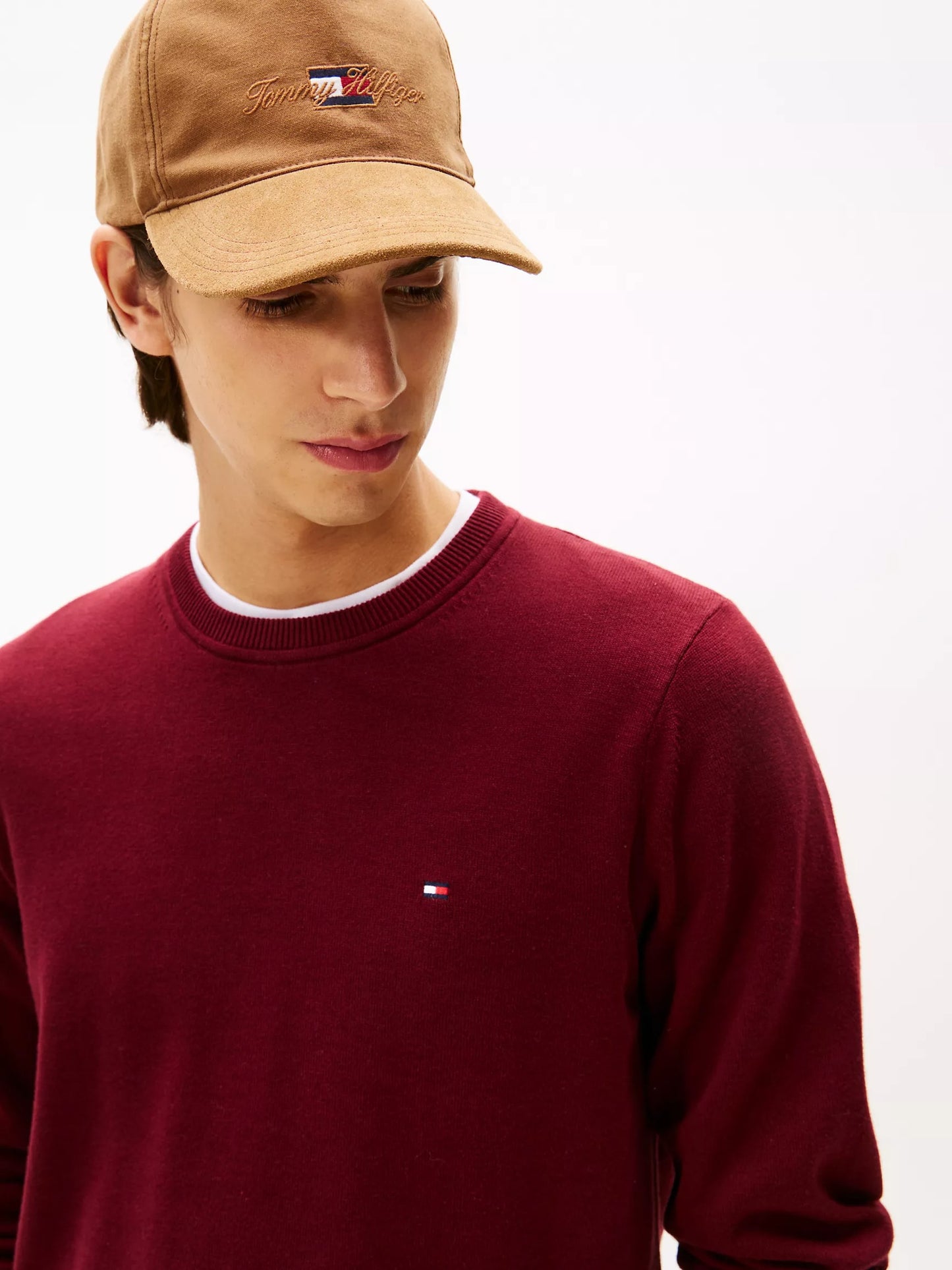 Suéter cuello redondo unicolor con logo