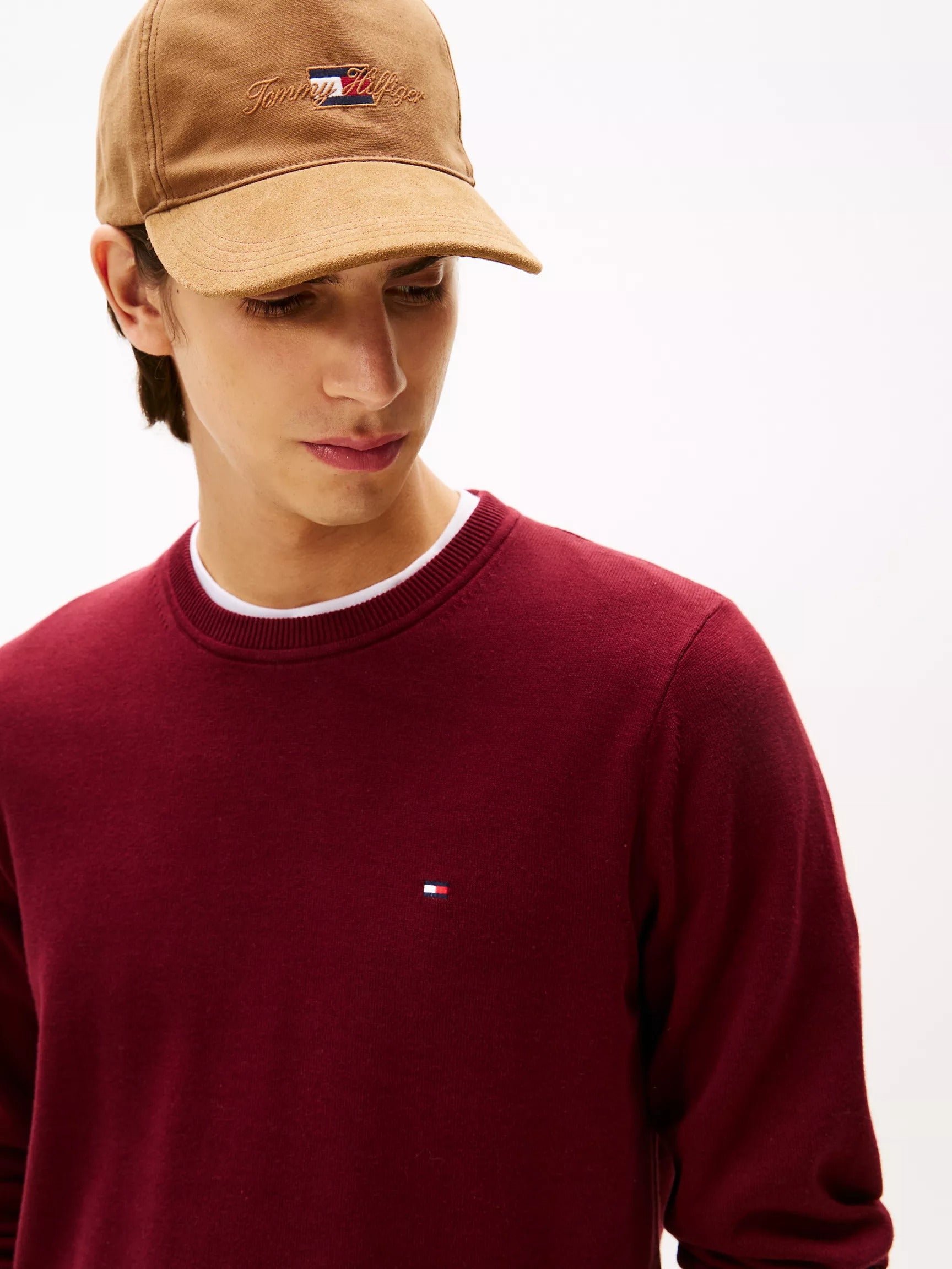 Suéter cuello redondo unicolor con logo