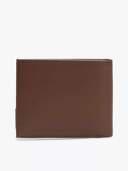 Cartera de cuero con metal
