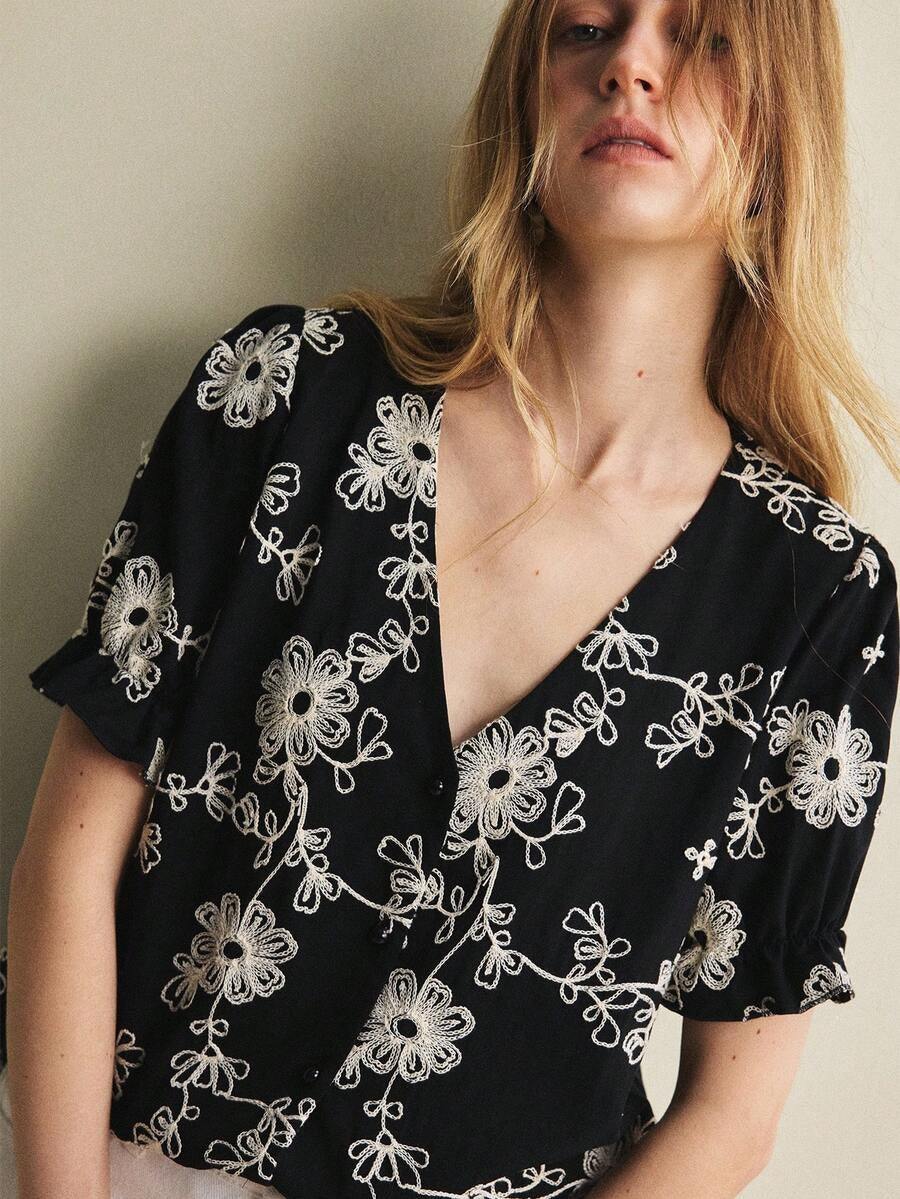 Blusa bordada con flores