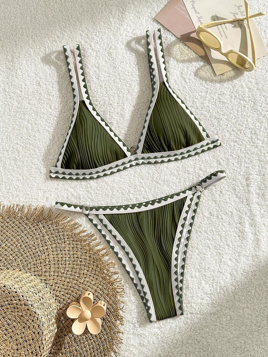 Bikini con textura y ribete de contraste