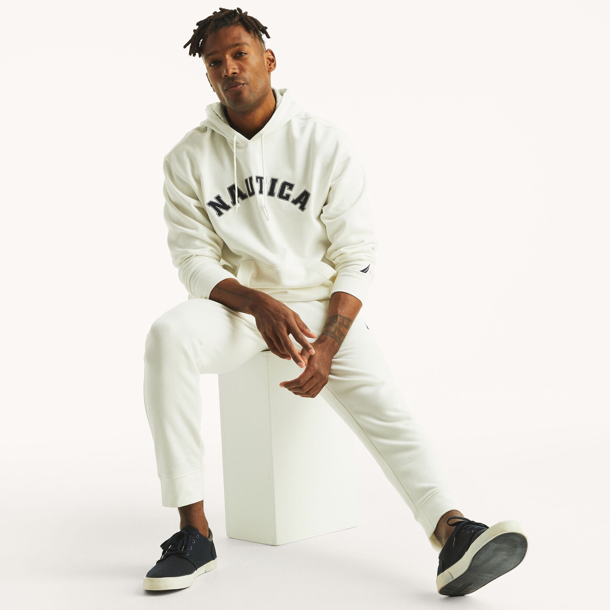 Sudadera con logo bordado central y capucha
