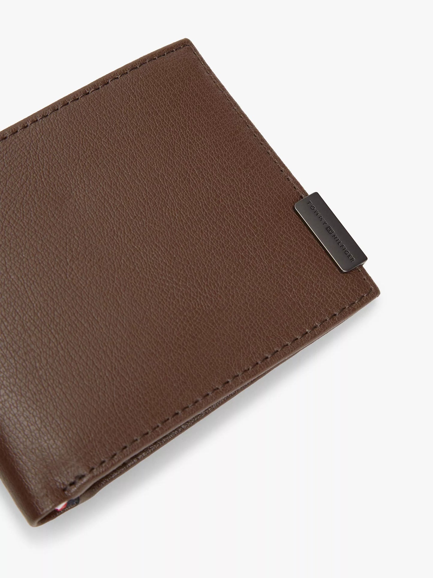 Cartera de cuero con metal