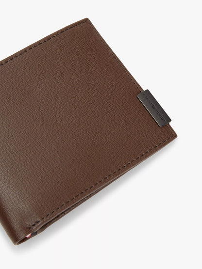 Cartera de cuero con metal