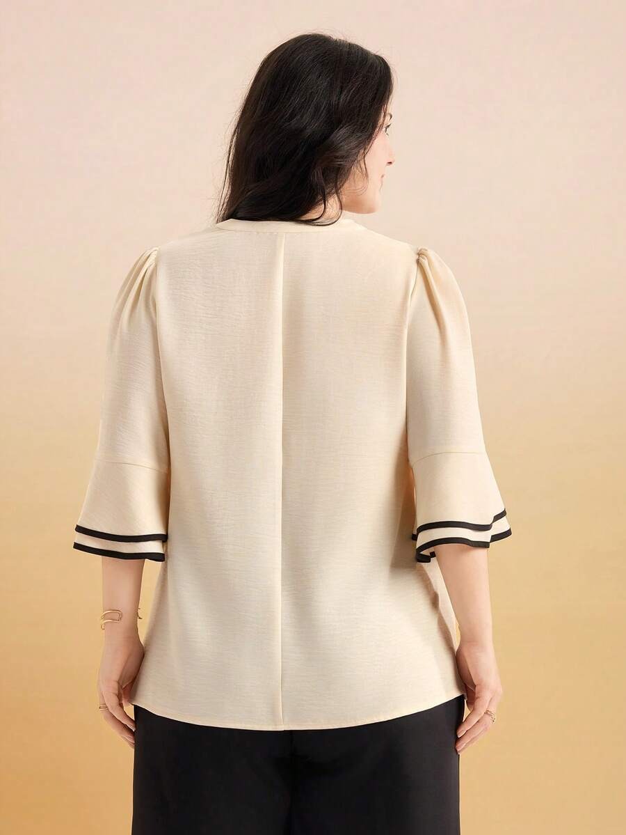 Blusa con pliegues frontales y magas con ribete