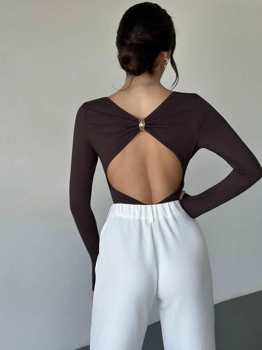 Body con espalda descubierta y botones metálicos