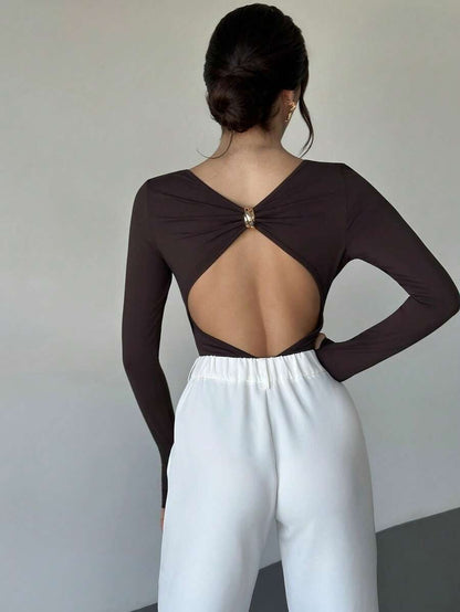 Body con espalda descubierta y botones metálicos