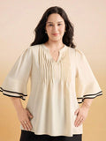 Blusa con pliegues frontales y magas con ribete