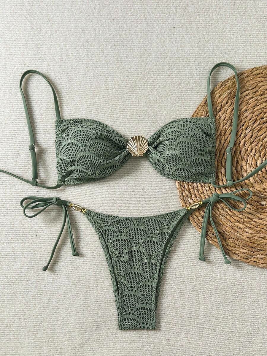 Bikini con tela perforada y adorno de concha