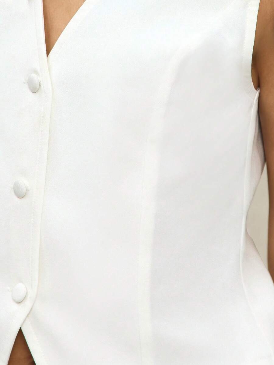 Chaleco con botones blancos