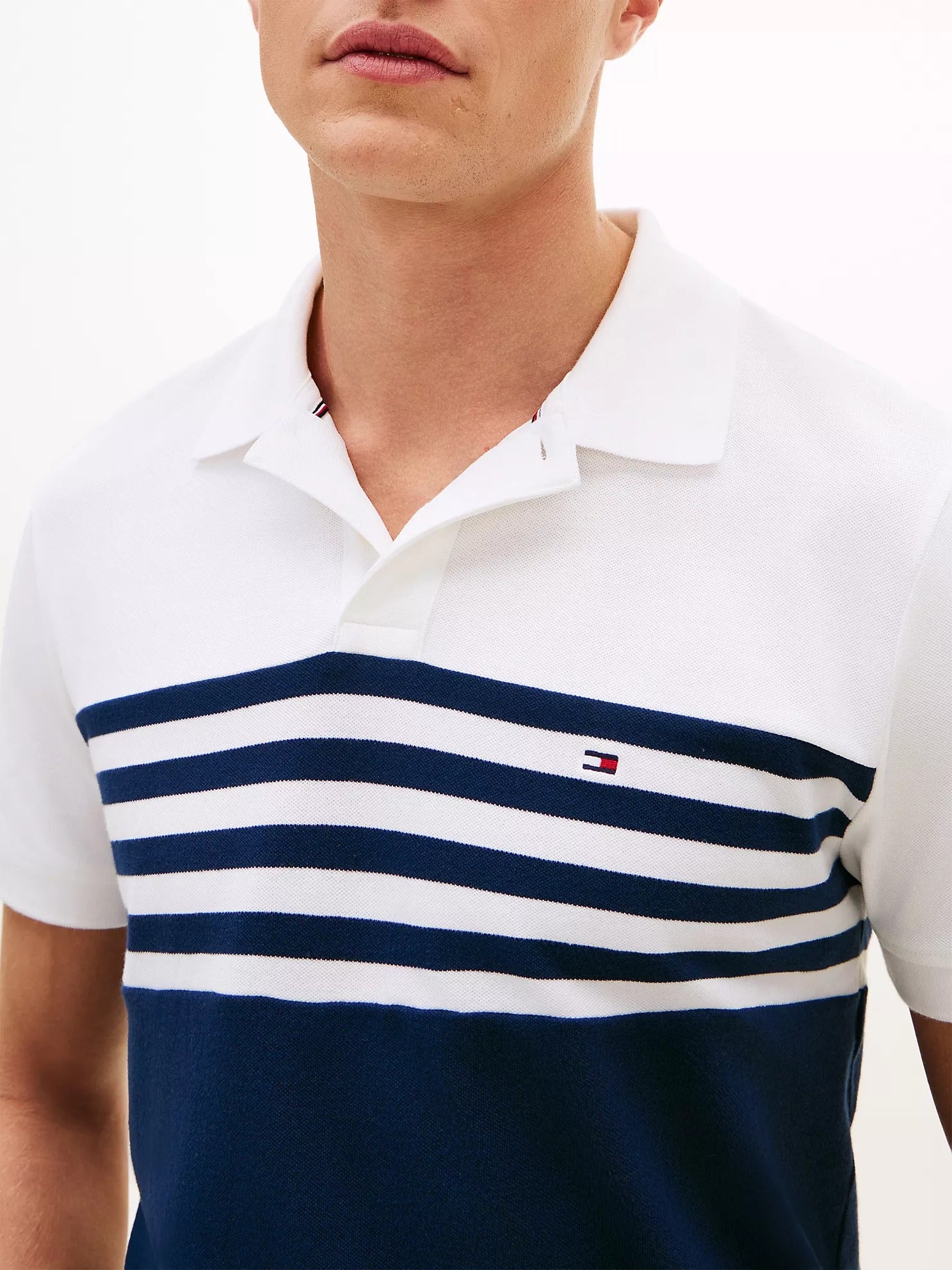 Chemise regular con patrón de rayas un botón