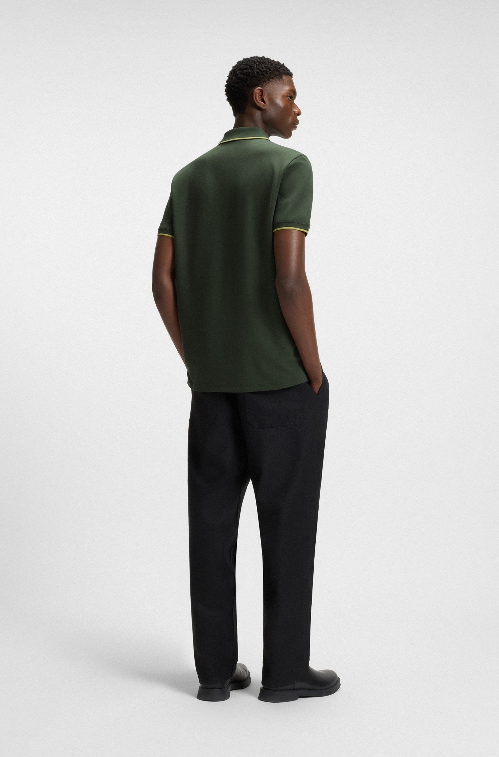 Chemise ajustada con cuello y mangas ribeteadas