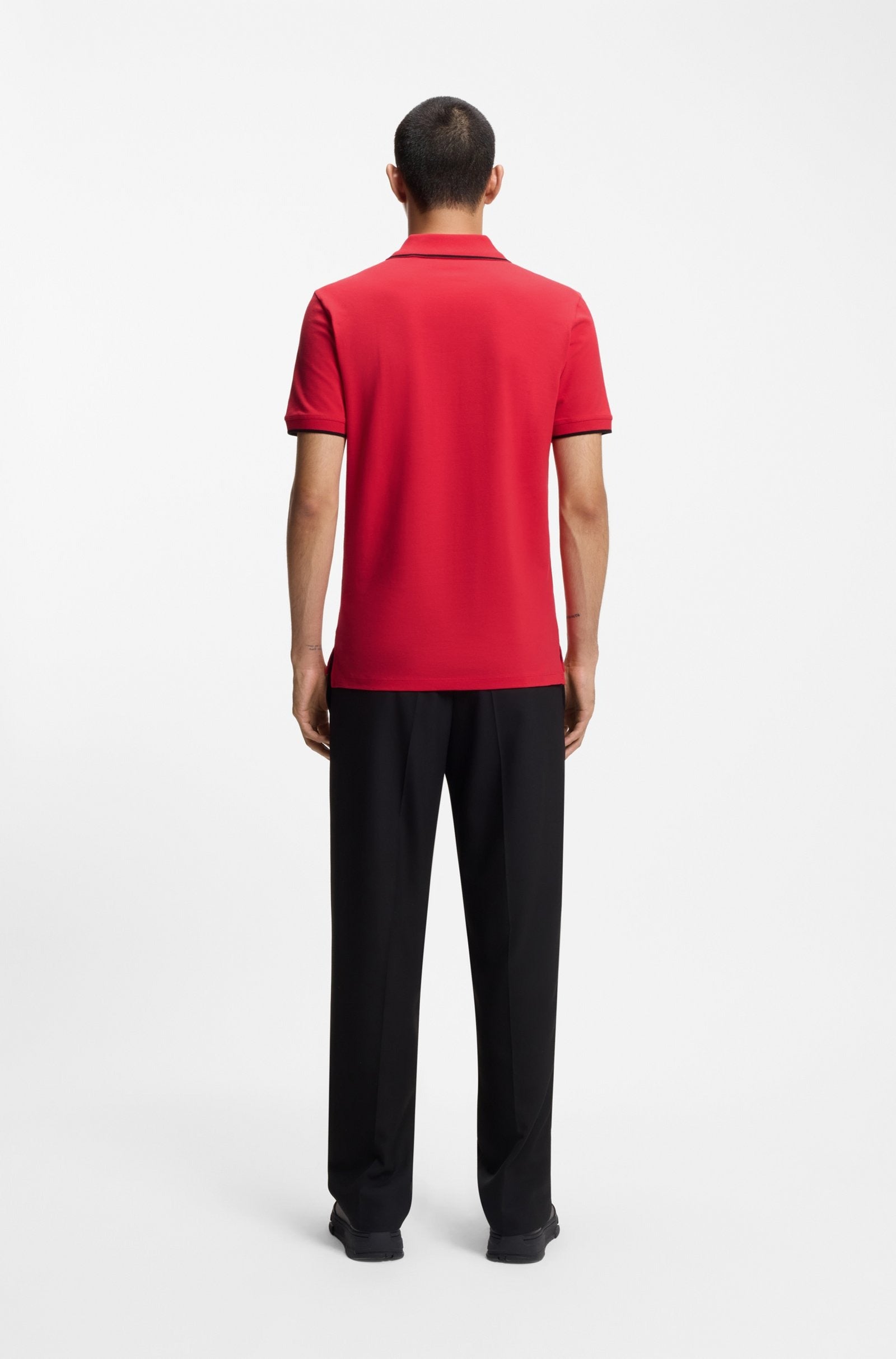 Chemise ajustada con cuello y mangas ribeteadas