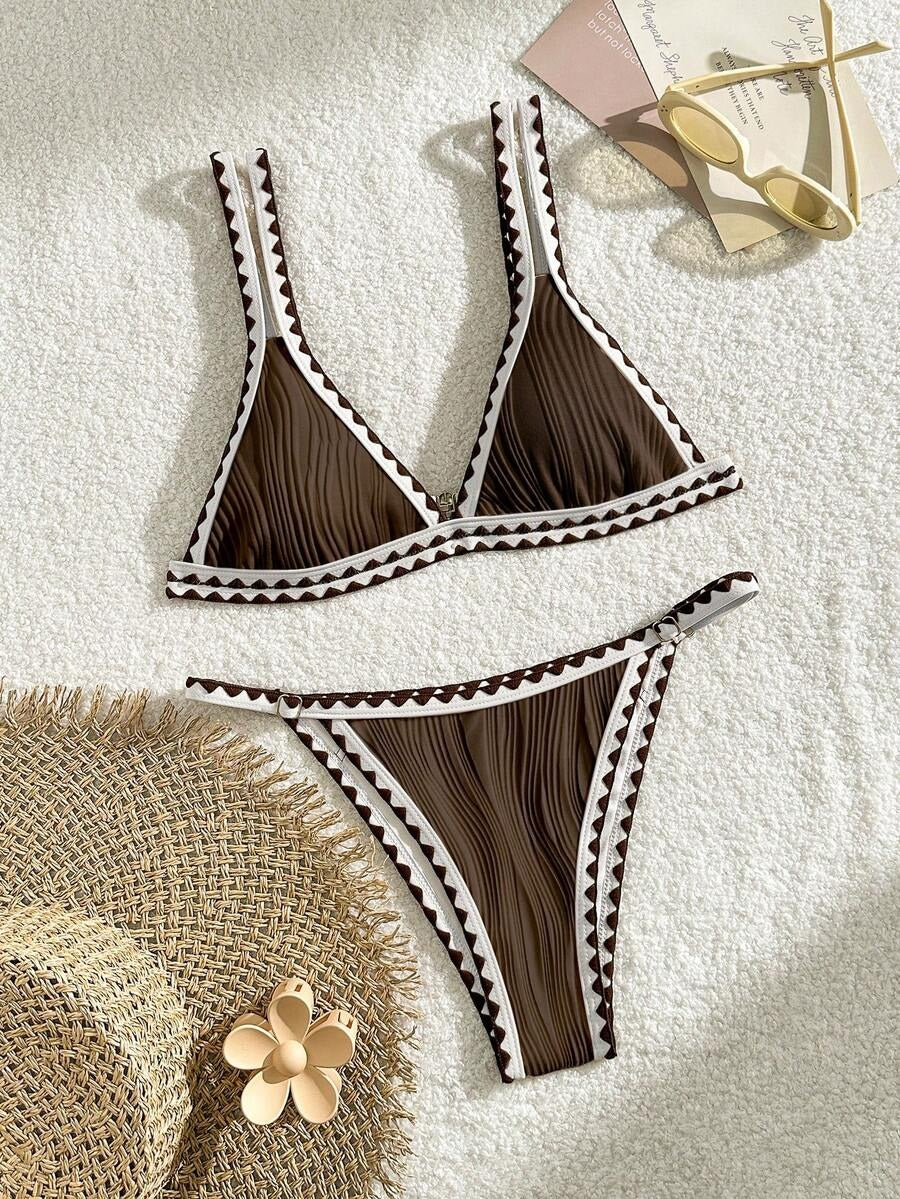 Bikini con textura y ribete de contraste