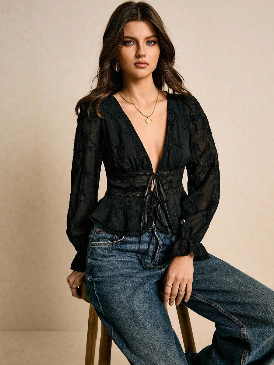 Blusa elegante cuello V y bordado floral
