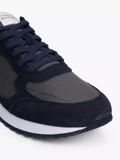 Calzado deportivo con textura combinada de pana