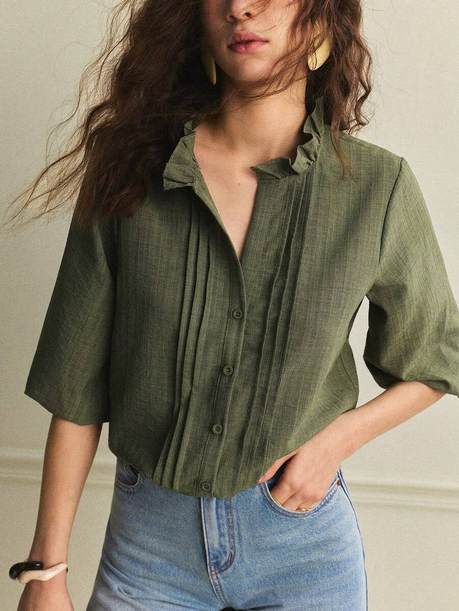 Blusa con botones, cuello de volantes