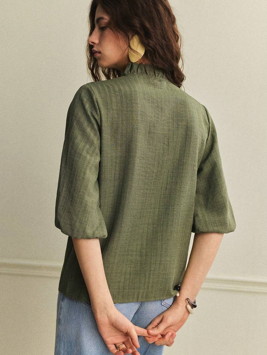 Blusa con botones, cuello de volantes