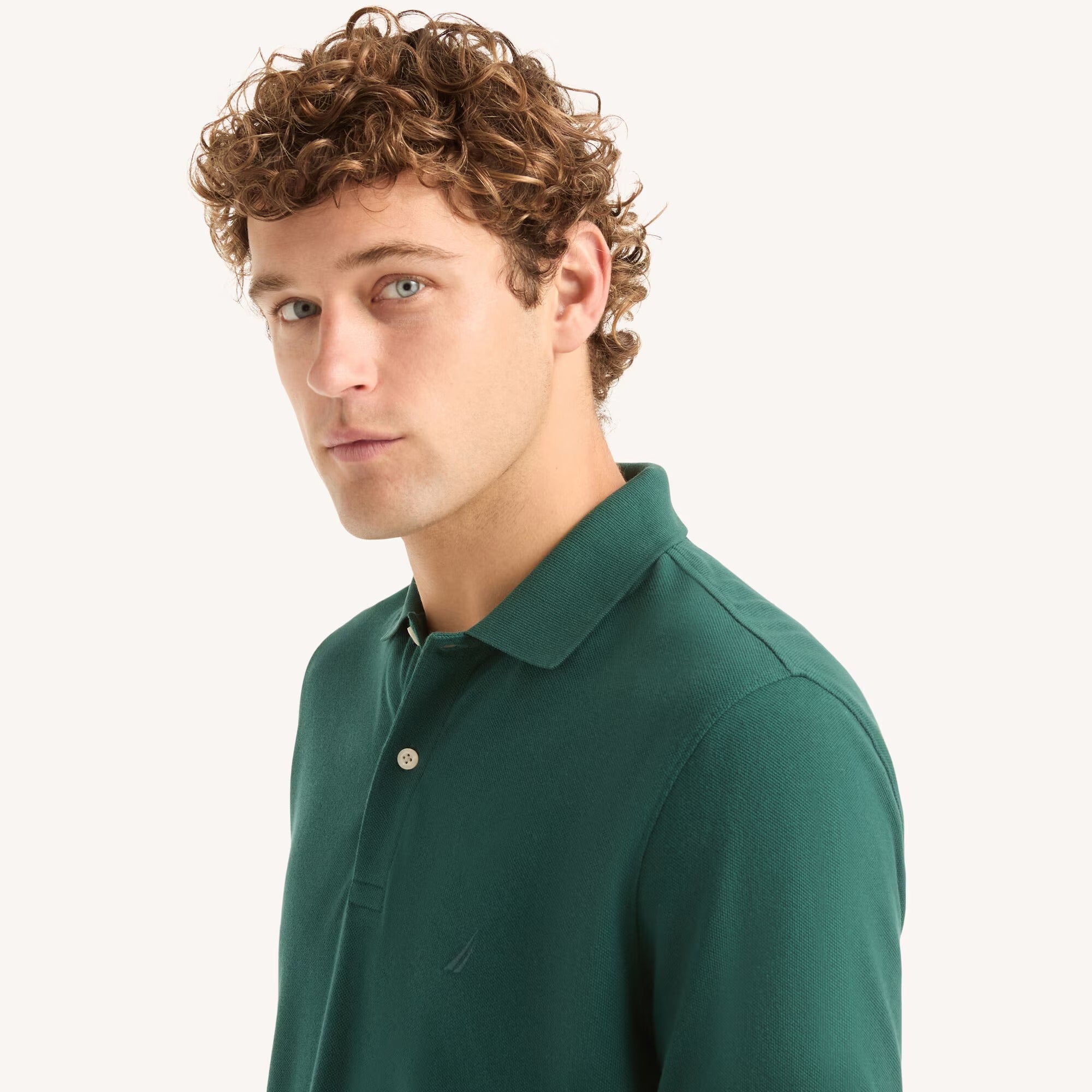 Chemise regular unicolor con logo mismo color