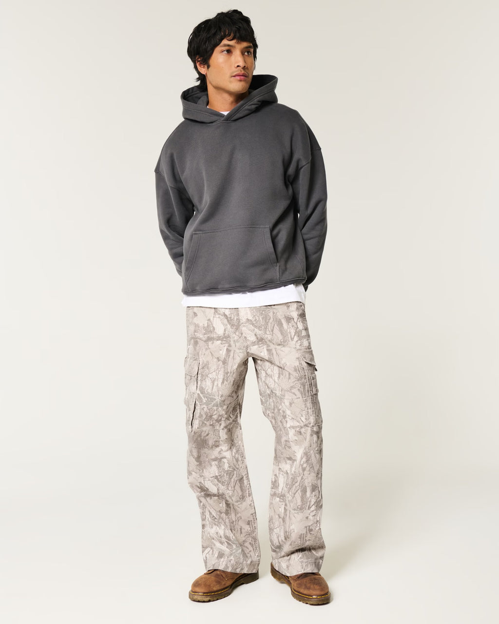 Pantalón baggy tipo cargo con camuflaje