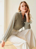 Blusa con cuello de lazo y volante texturizado