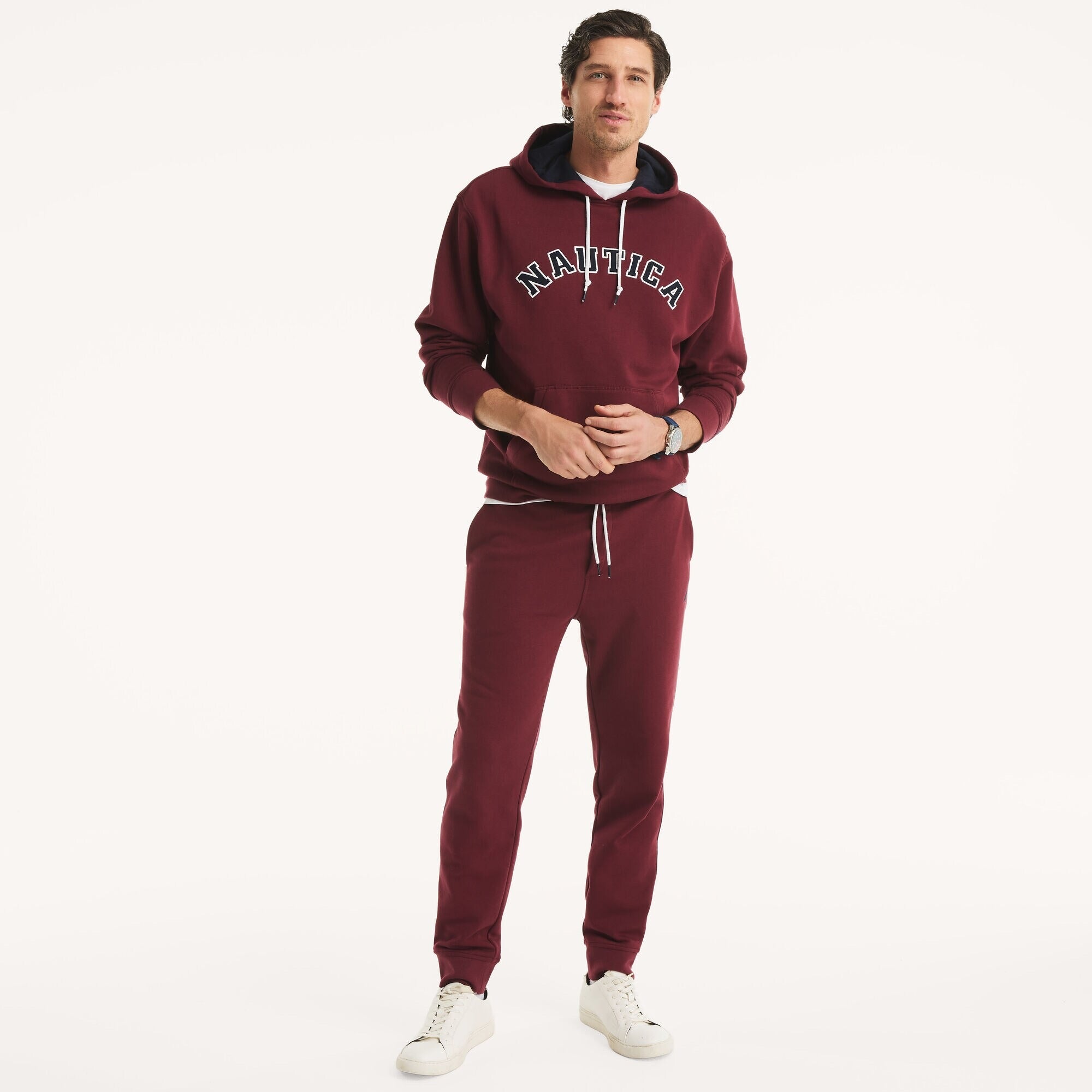 Sudadera con logo bordado central y capucha