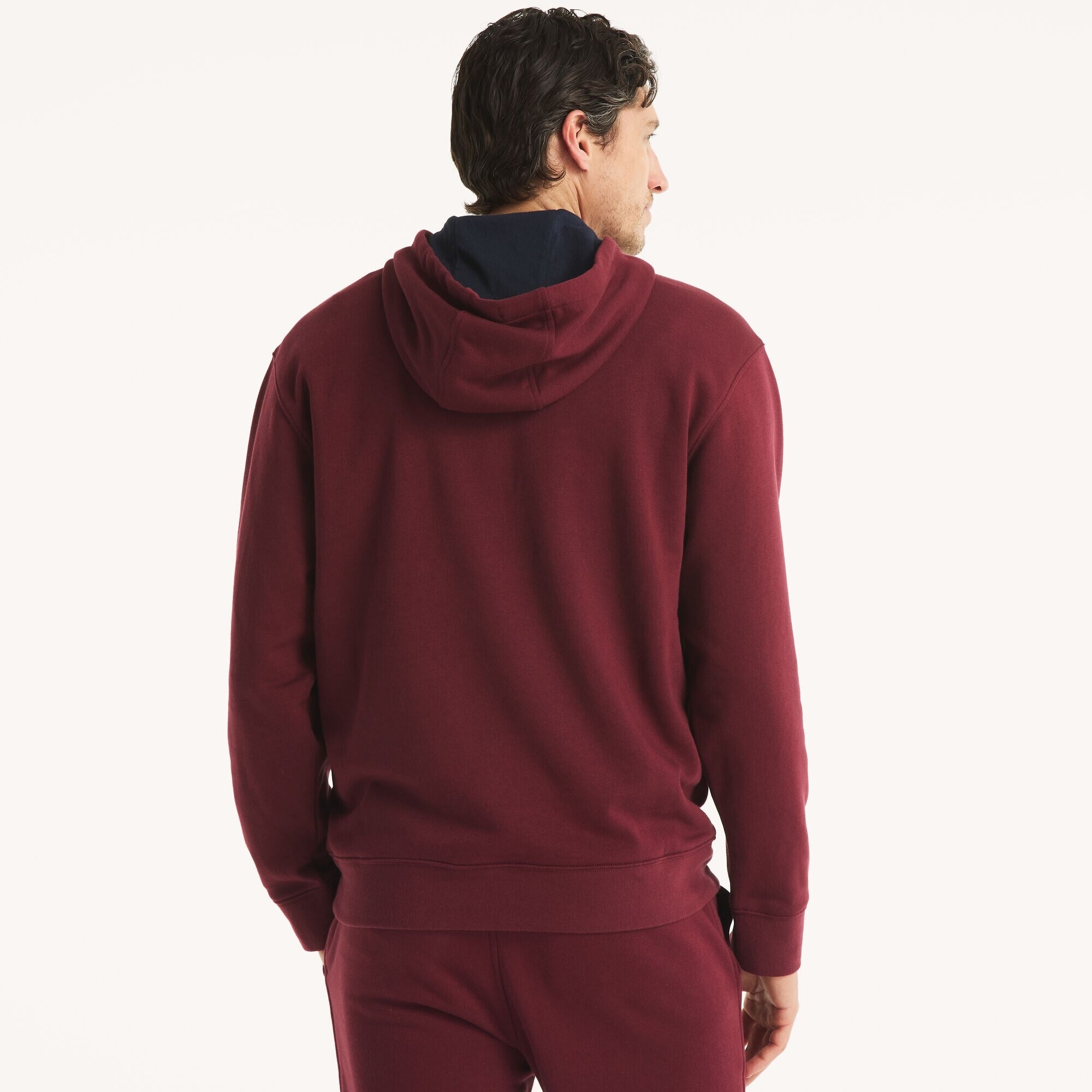 Sudadera con logo bordado central y capucha