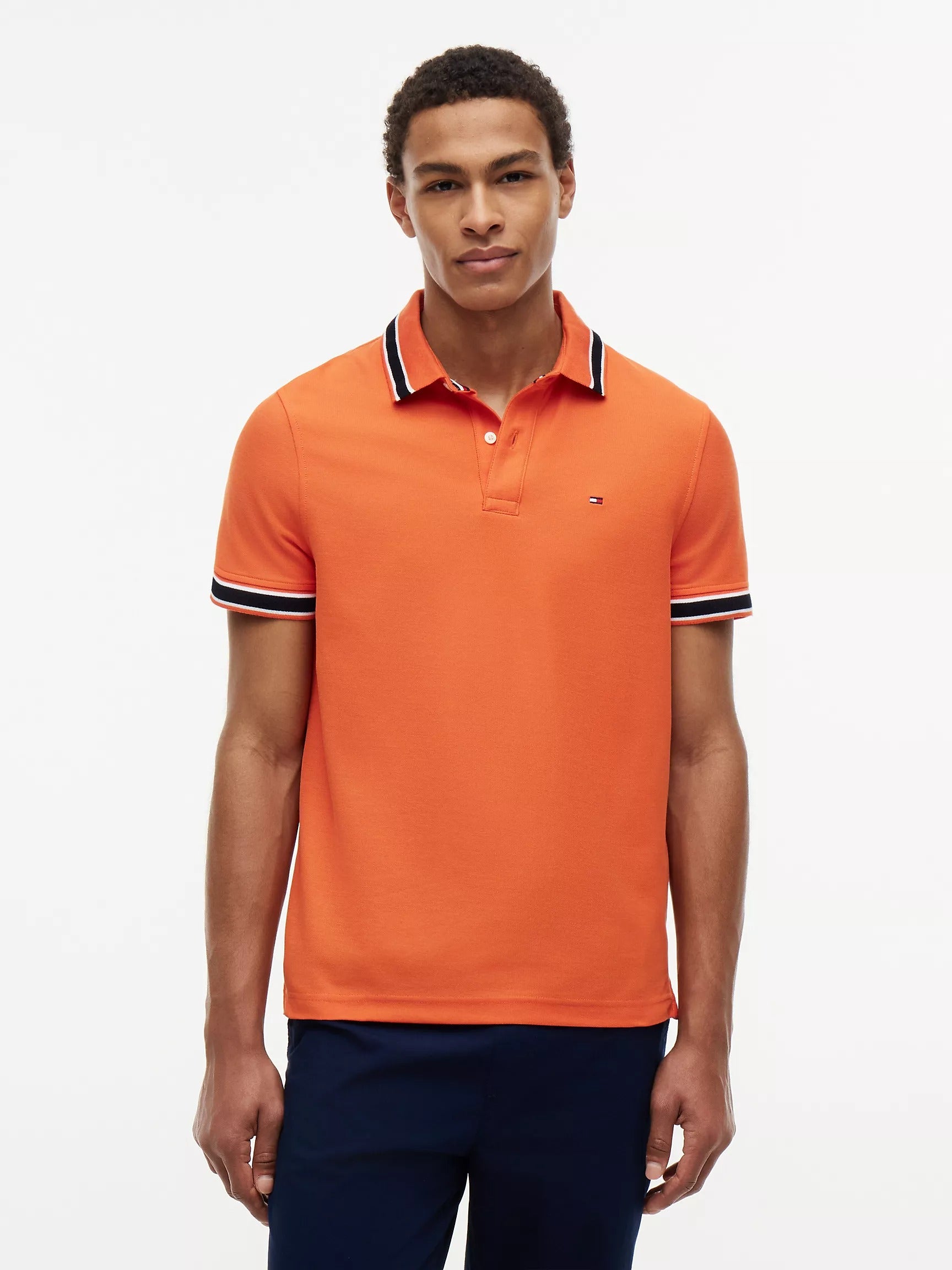 Chemise unicolor con cuello y mangas ribeteadas