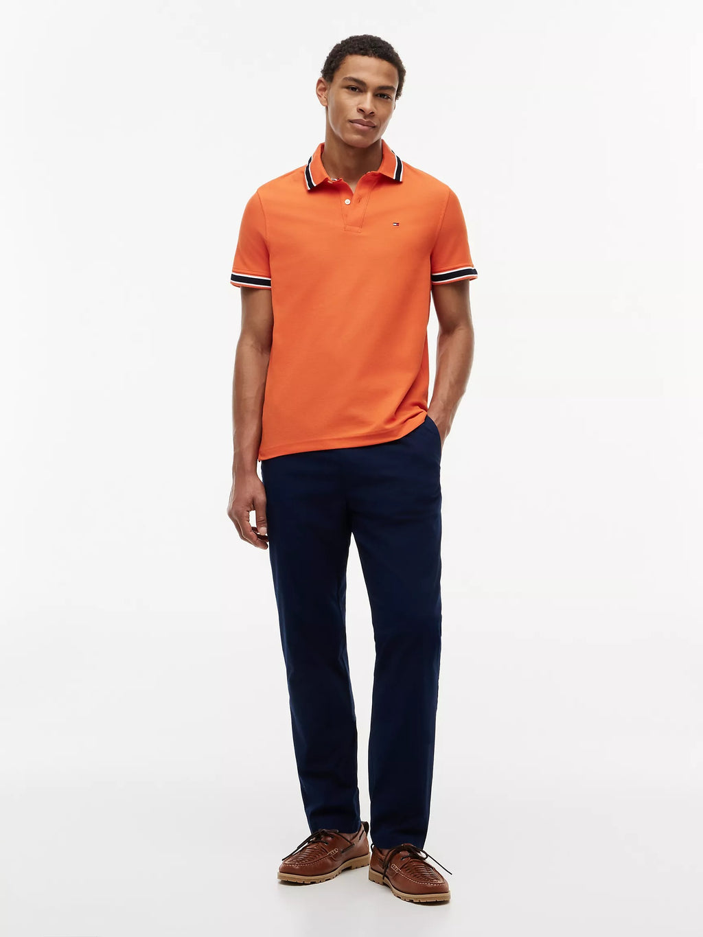 Chemise unicolor con cuello y mangas ribeteadas