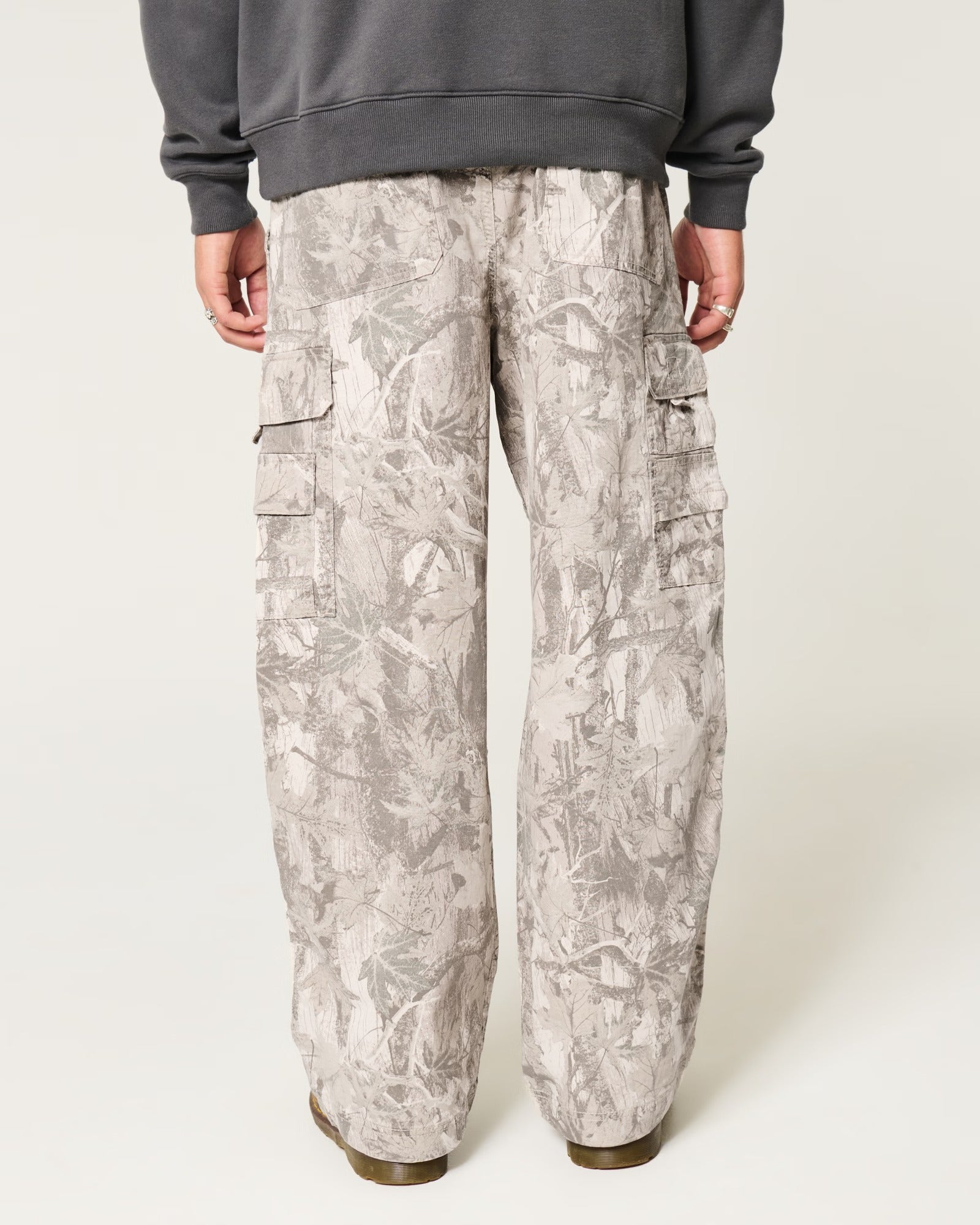 Pantalón baggy tipo cargo con camuflaje