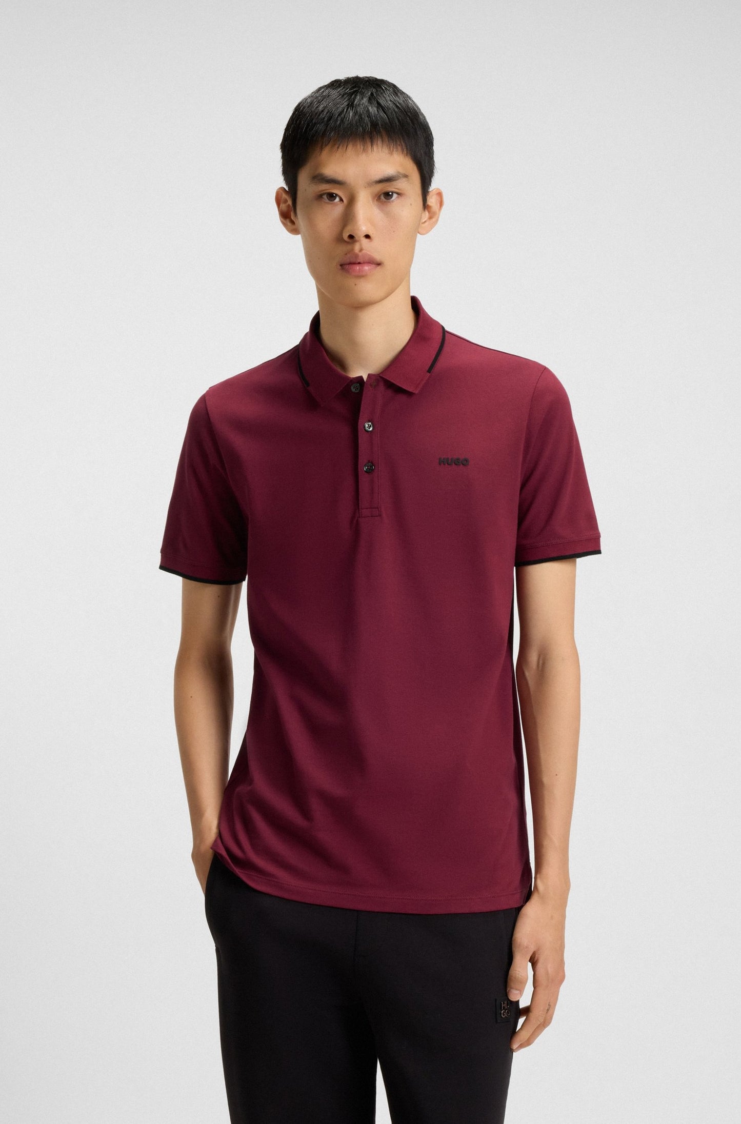 Chemise ajustada con cuello y mangas ribeteadas