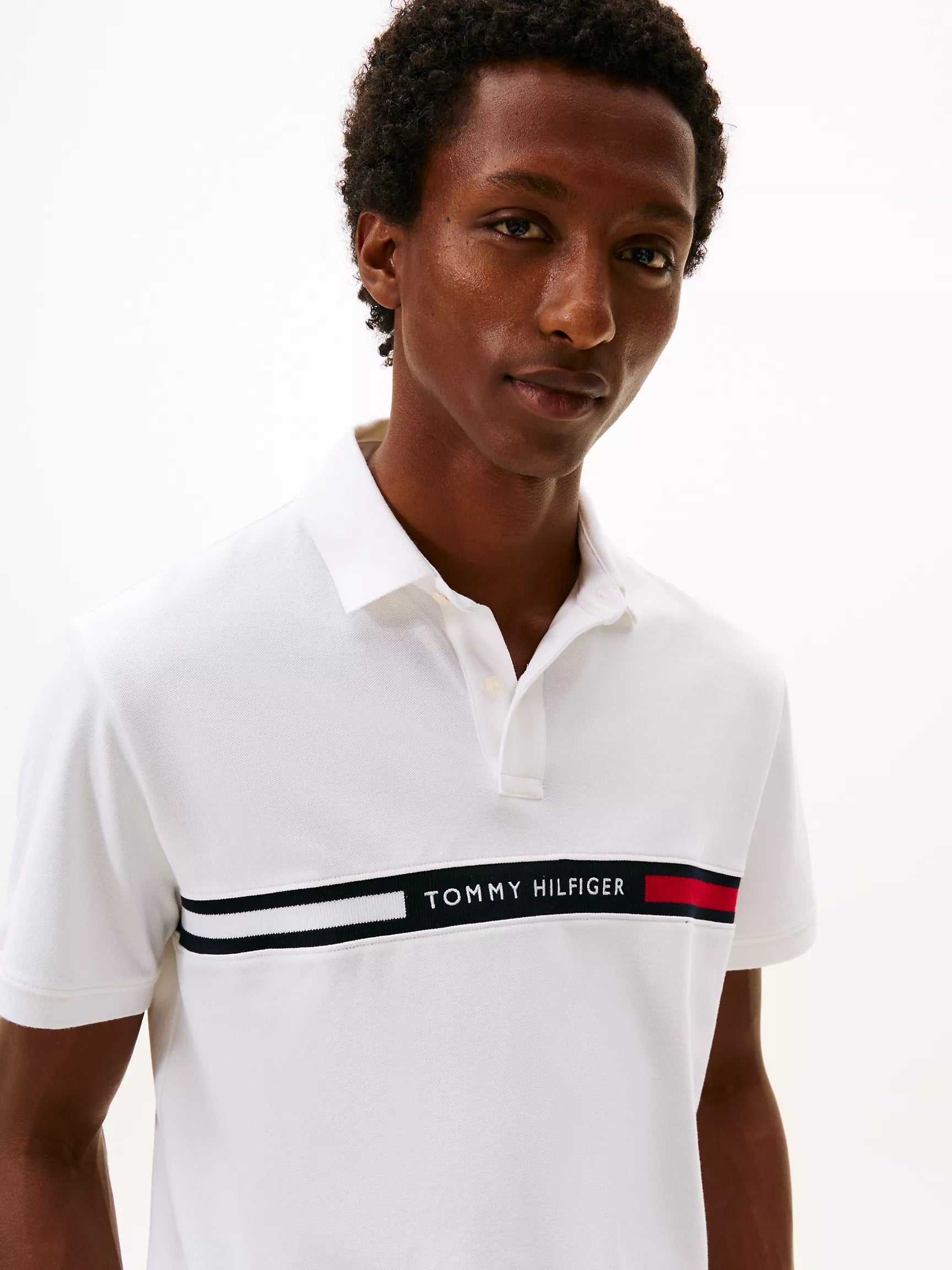 Chemise regular con logo bandera bordada central