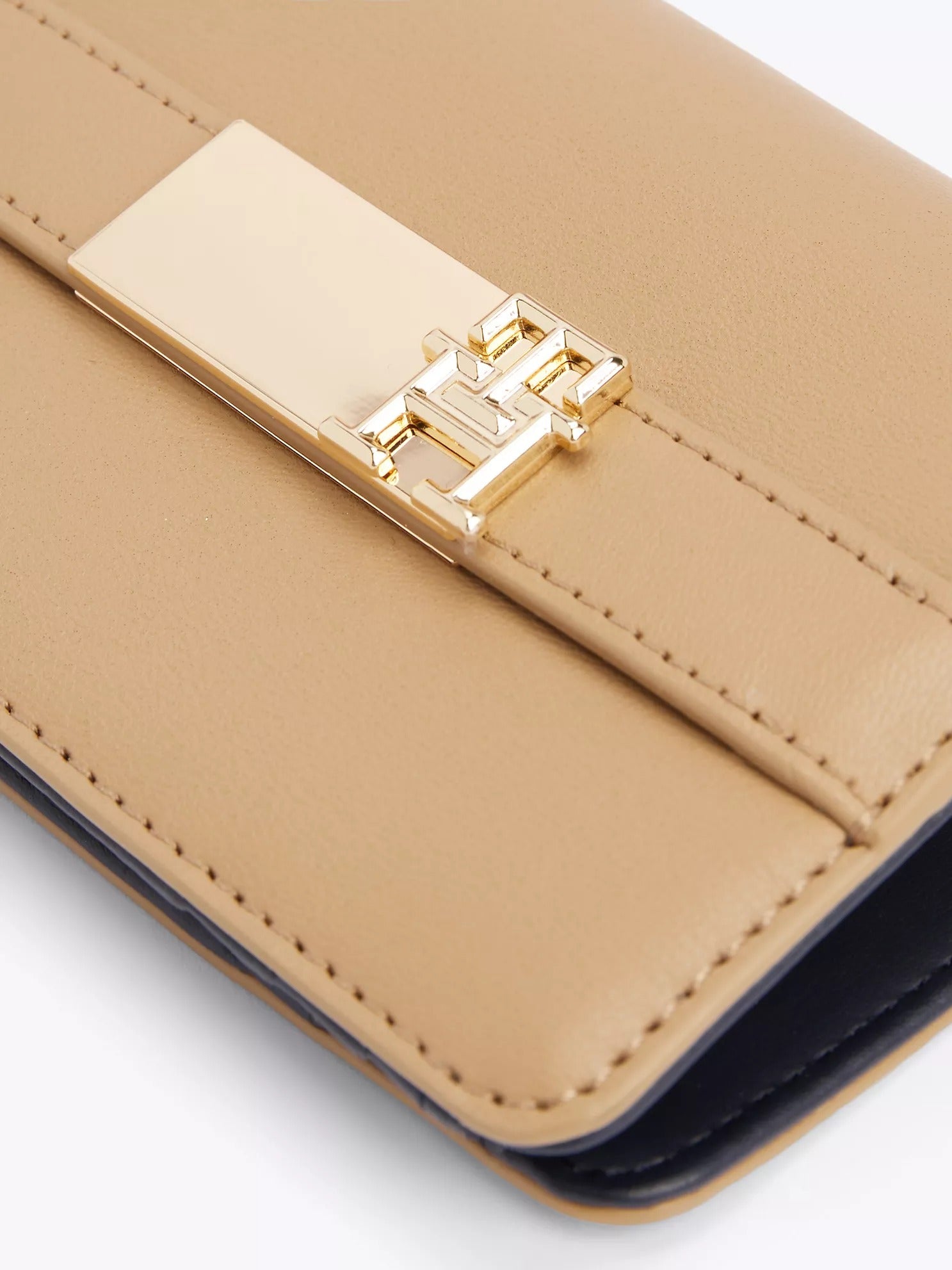 Cartera tipo monedero con cinturón y cremallera