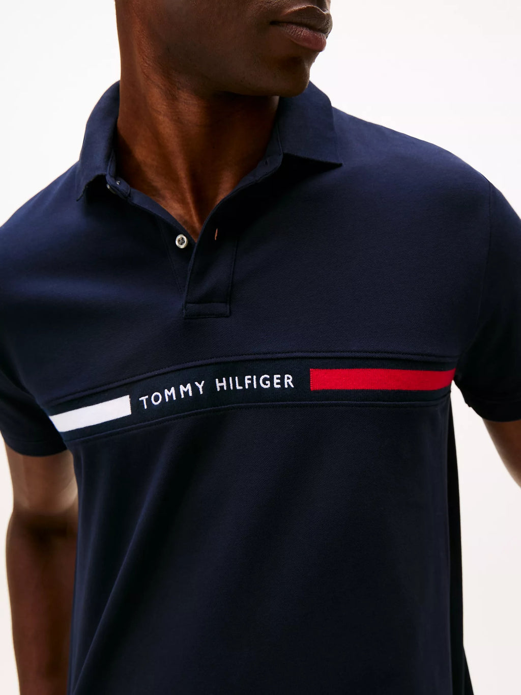 Chemise regular con logo bandera bordada central