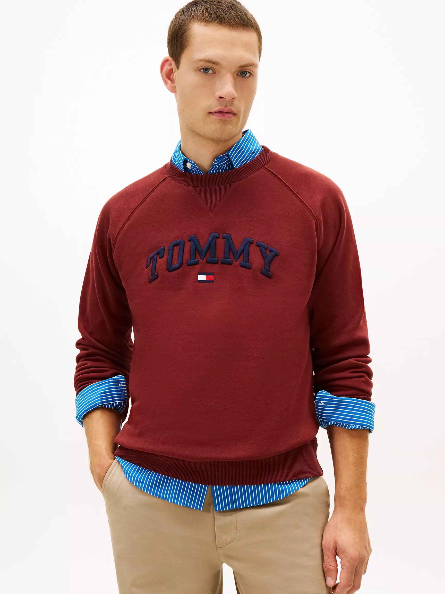 Sudadera cuello redondo unicolor con bordado central