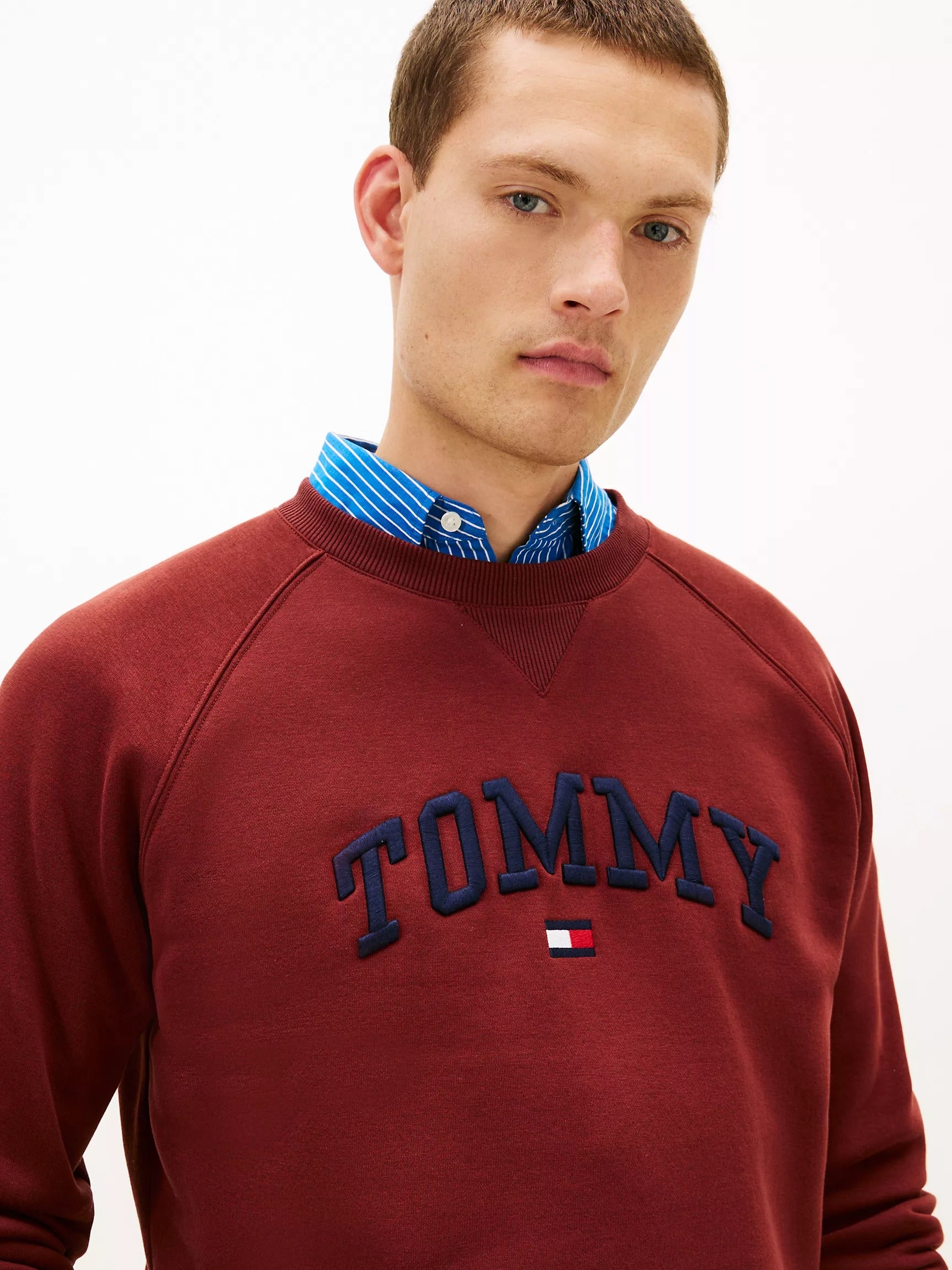 Sudadera cuello redondo unicolor con bordado central