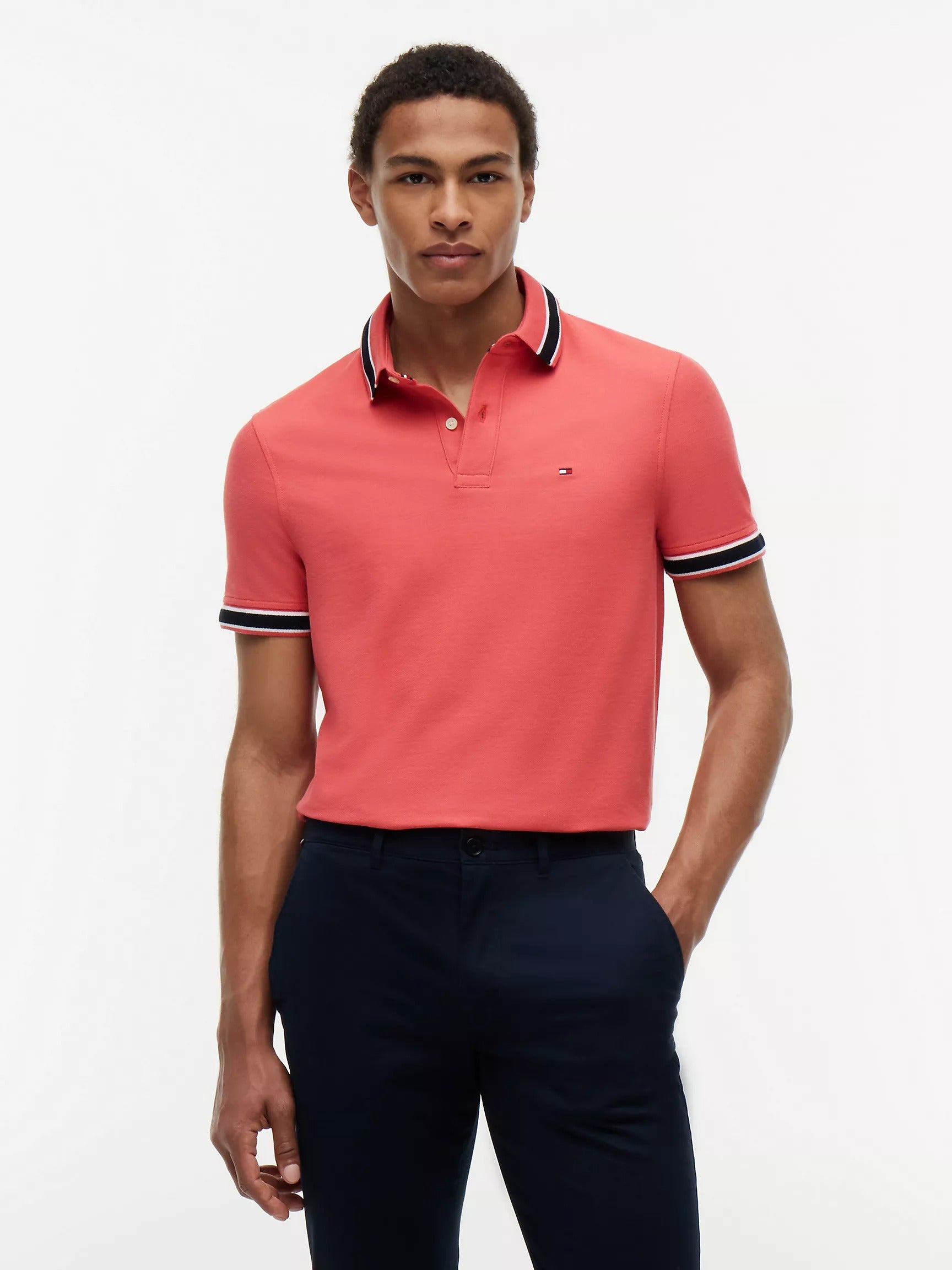 Chemise unicolor con cuello y mangas ribeteadas