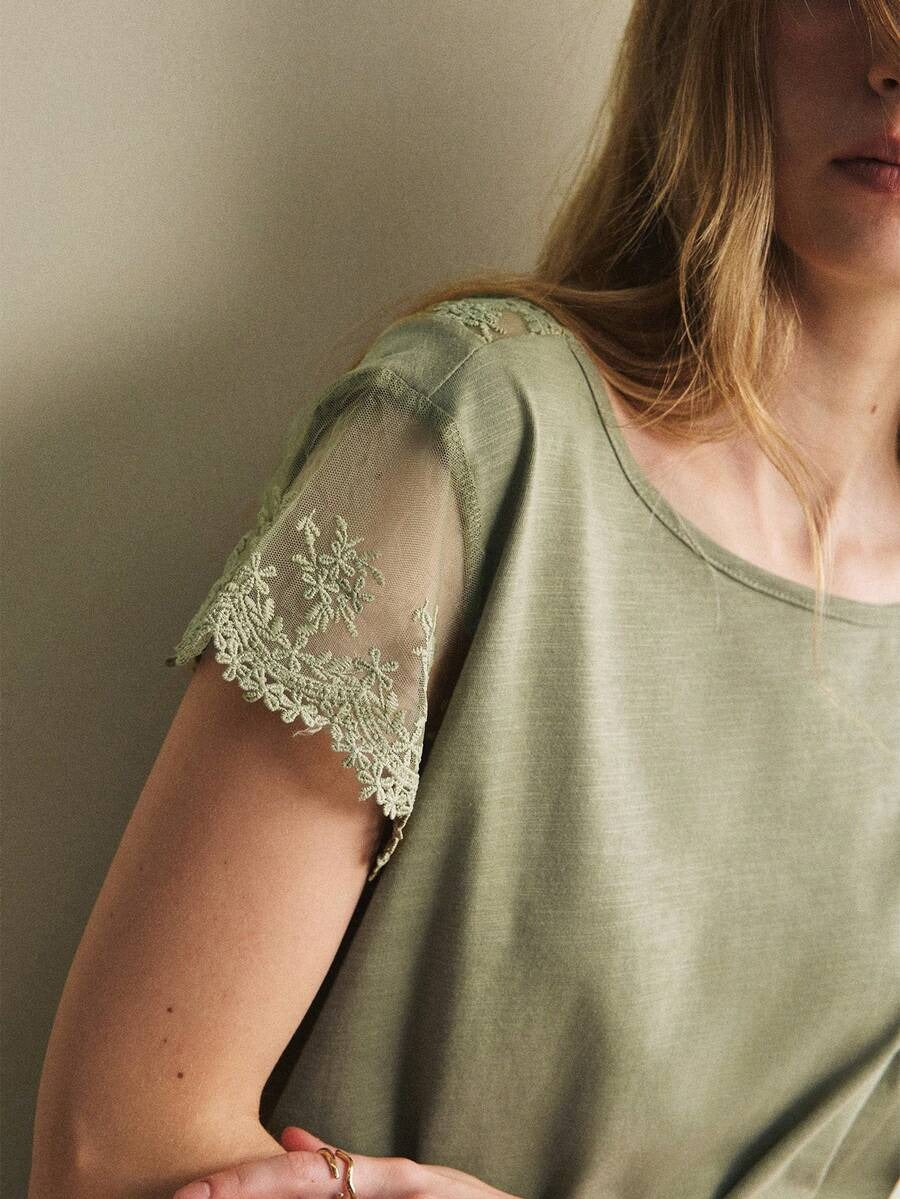 Blusa con adornos de encaje