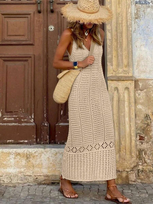 Vestido  con escote en V y sin mangas con diseño ojales