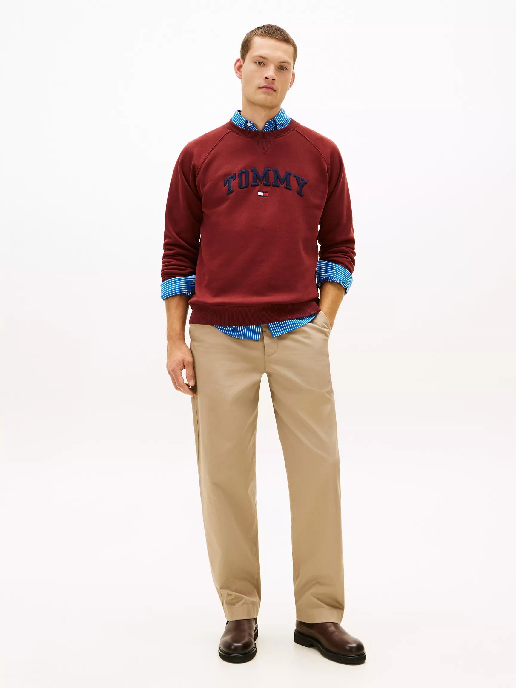Sudadera cuello redondo unicolor con bordado central