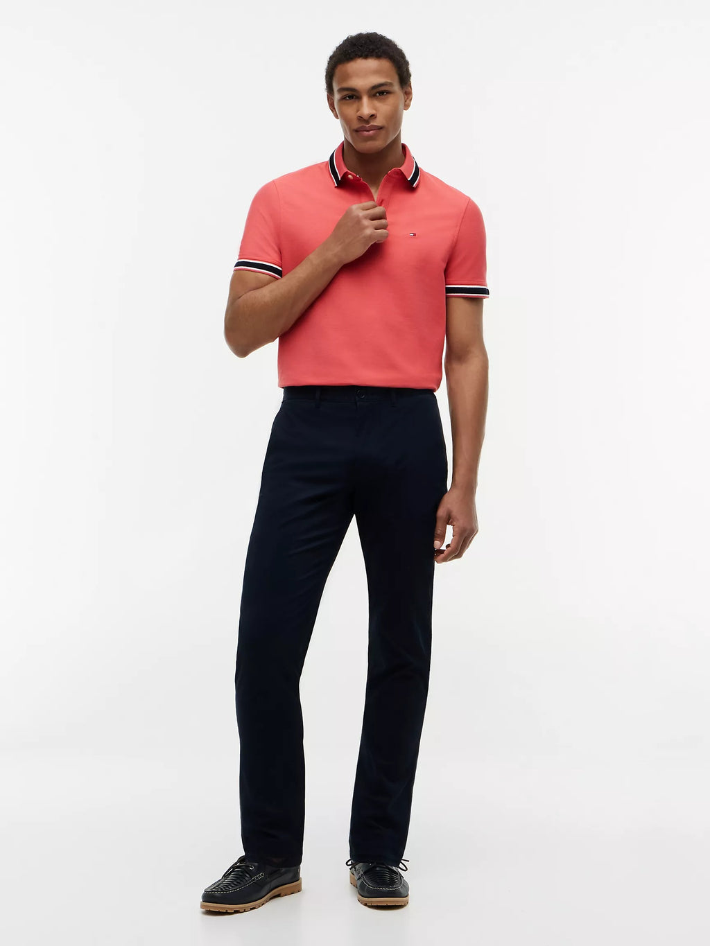 Chemise unicolor con cuello y mangas ribeteadas