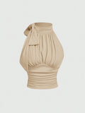 Top elegante sin mangas con cuello alto, lazo