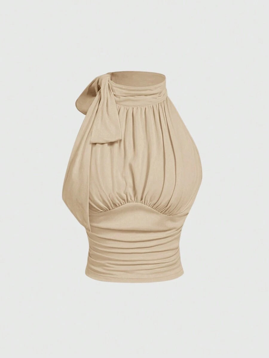 Top elegante sin mangas con cuello alto, lazo