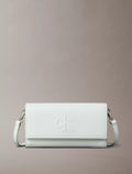 Cartera pequeña con logo en relieve