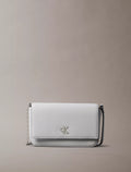 Cartera pequeña con logo y cadena