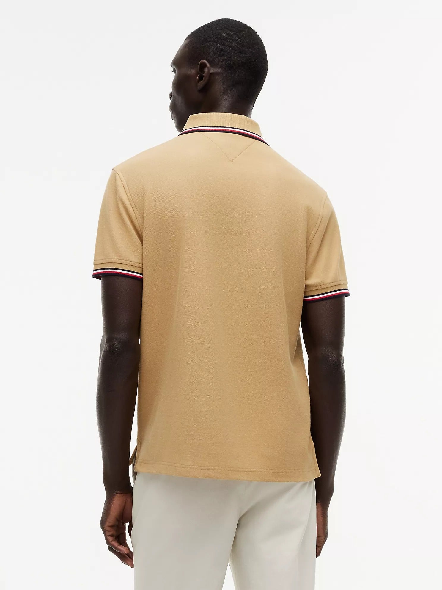 Chemise unicolor con cuello ribeteado