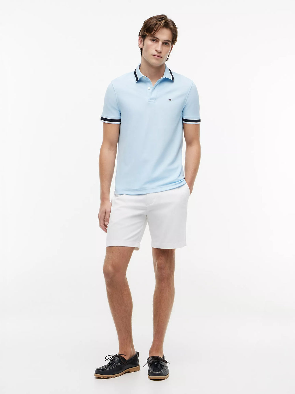 Chemise unicolor con cuello y mangas ribeteadas