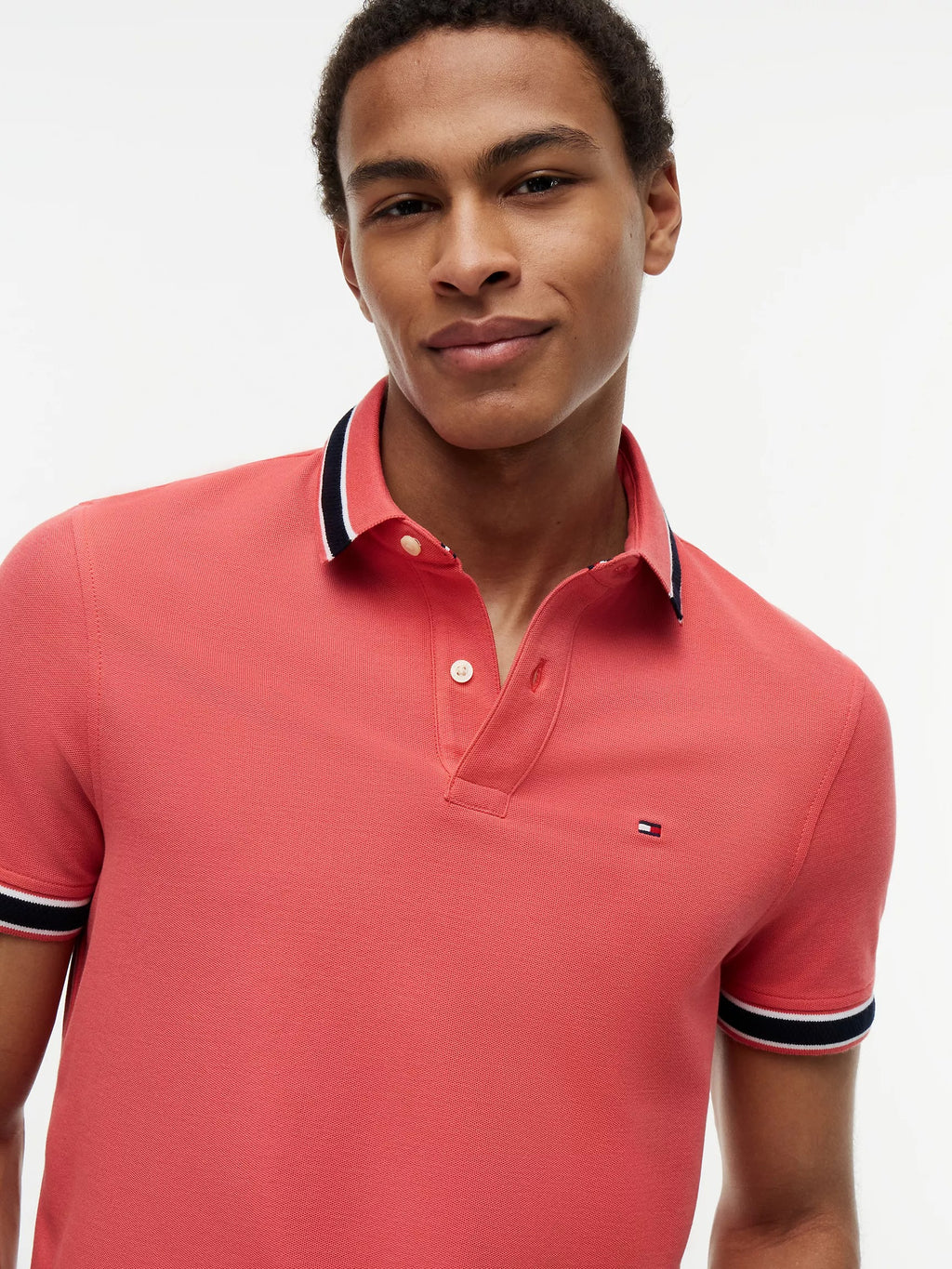Chemise unicolor con cuello y mangas ribeteadas