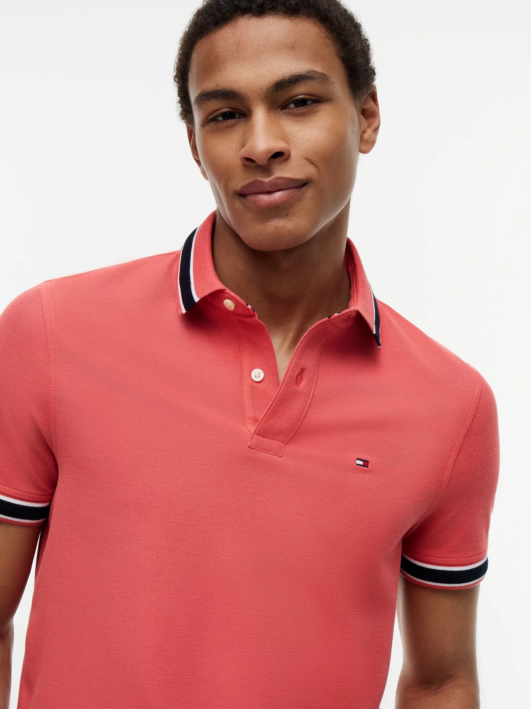 Chemise unicolor con cuello y mangas ribeteadas